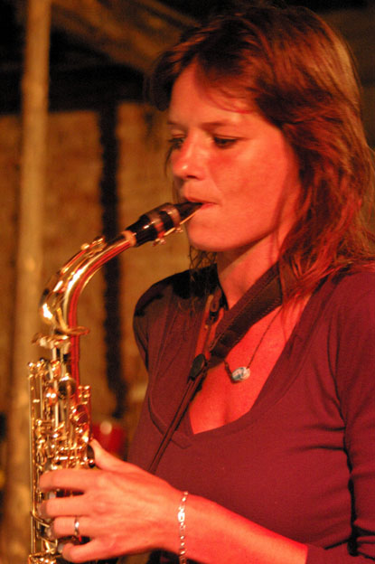 20. JI�� SVIN� FIALA ZA DOPROVODU SAXOFONU