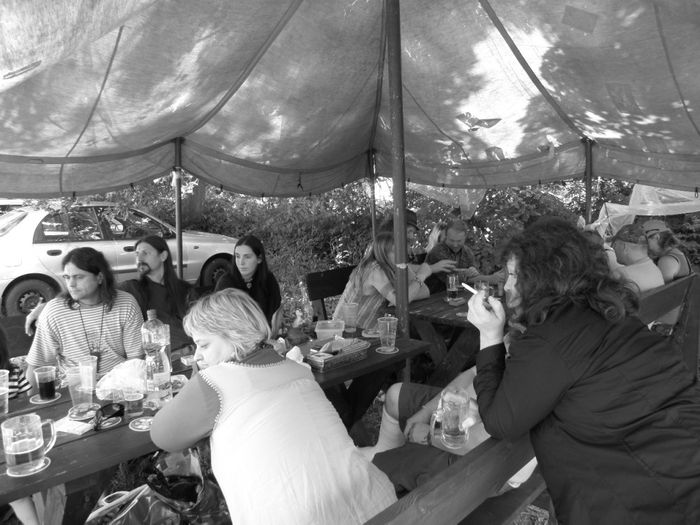 3. Ve stanu, kter� byl postaven pod stromy byl p��jemn� chl�dek