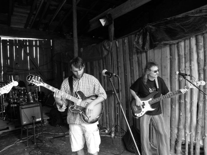 5. Valium  (Jind�ich Mor�vek - el. kytara, zp�v, texty / Bruno - basa)