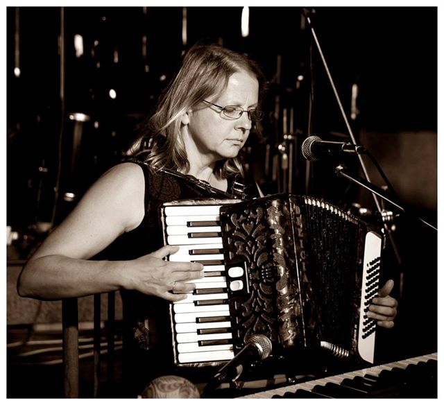 1. Sylva Krobov� a cel� trio Petr Tich�, Jan Jirucha, a Bilbo