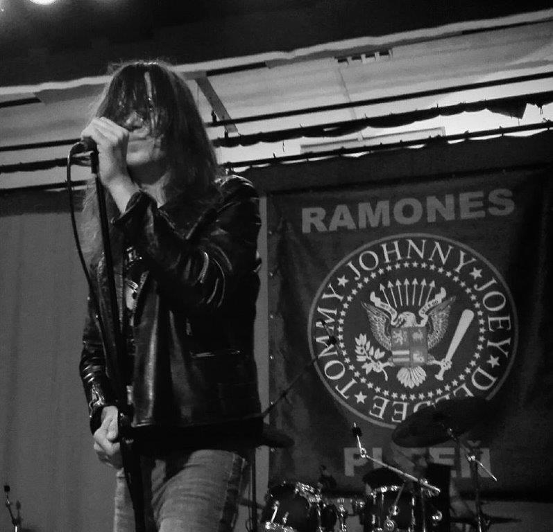 13. Ramones Plze�